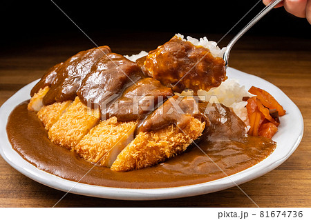 カツカレーを食べる 81674736
