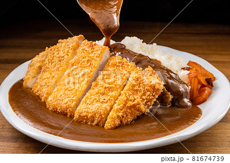 カツカレーにカレーソースをかける カツカレーにカレーソースをかける 81674739