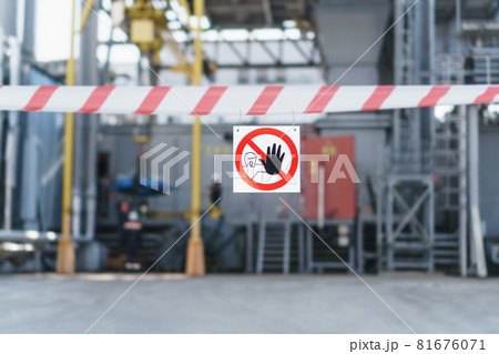 Prohibiting poster Unauthorized entry is prohibited with a protective tape on the repair site. 81676071