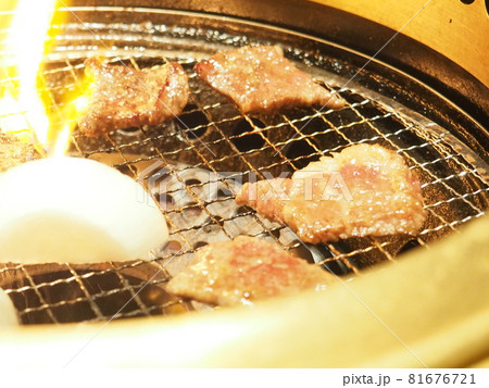 網の上の牛カルビと玉ネギ 焼肉屋 網の上の牛カルビと玉ネギ 焼肉屋 81676721