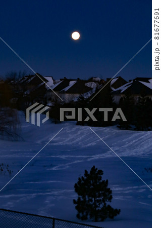 カナダ　酷寒の早朝　月没 81677691