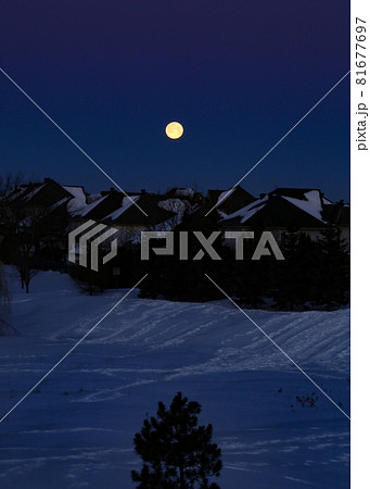 カナダ　酷寒の早朝　月没 81677697