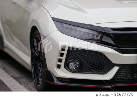 駐車場の白いスポーツカー　イメージ 81677770