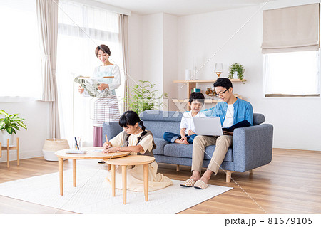 リビングルームの4人家族 リビングルームの4人家族 81679105