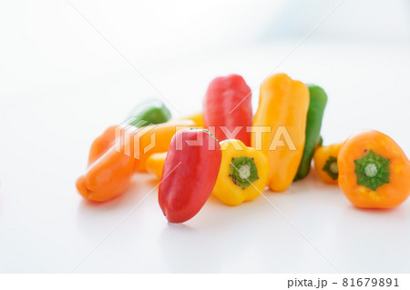 カラーピーマン　白背景 81679891