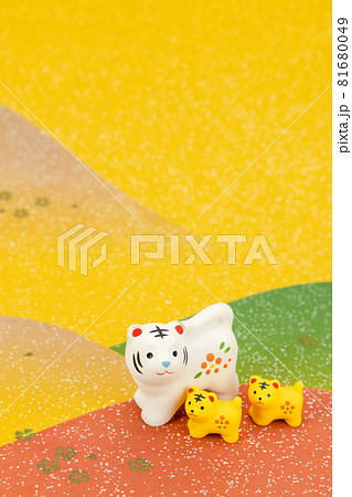 年賀素材　野山を散歩するかわいい寅の親子 81680049