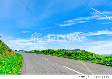 【夏の旅行イメージ】新緑の季節と日本海 【夏の旅行イメージ】新緑の季節と日本海 81681119