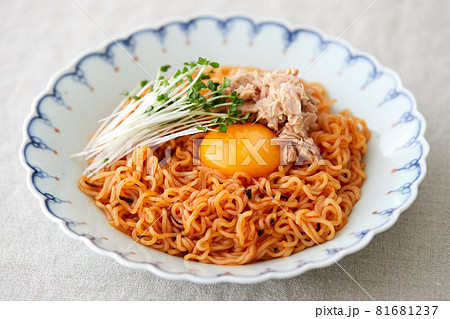 卵黄がトッピングされたインスタントのビビン麺 卵黄がトッピングされたインスタントのビビン麺 81681237