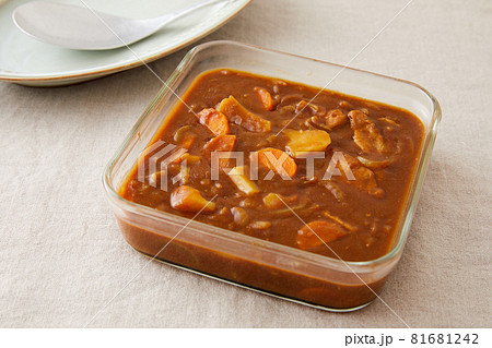電子レンジで作った耐熱容器入りのカレー 電子レンジで作った耐熱容器入りのカレー 81681242