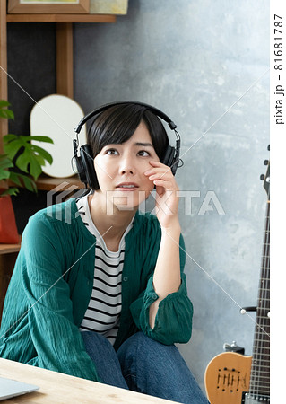 音楽を聴く女性 音楽を聴く女性 81681787