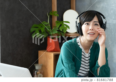 音楽を聴く女性 音楽を聴く女性 81681788