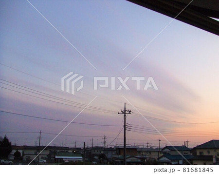 住宅街のベランダから見た夕焼け 住宅街のベランダから見た夕焼け 81681845