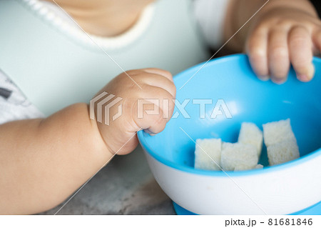 【子供】離乳食を食べる赤ちゃんの手【ベビー】 81681846