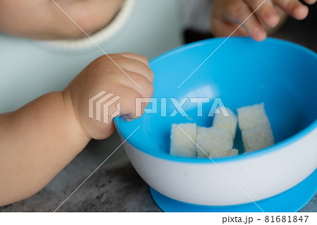 【子供】離乳食を食べる赤ちゃんの手【ベビー】 81681847