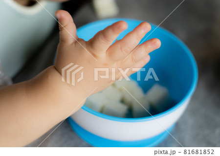 【子供】離乳食を食べる赤ちゃんの手【ベビー】 81681852