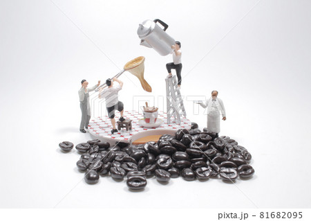 a fun of mini figure with Pouring coffee 81682095
