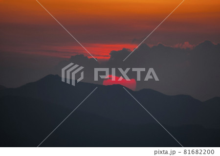 山と雲の隙間から現れた真っ赤な太陽 81682200