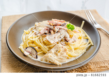 きのこのクリームソースパスタ 81682593