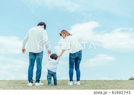 空と家族 ファミリー 赤ちゃん 後ろ姿 の写真素材