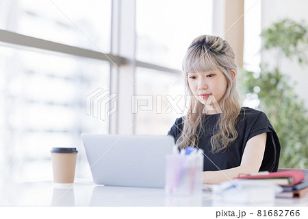 パソコンでオンライン授業を受ける女子大学生 81682766