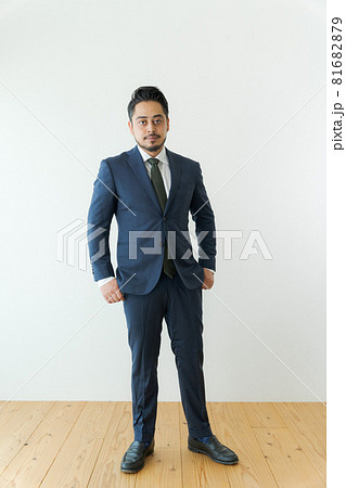 男性　ペルシャ系　全身 81682879