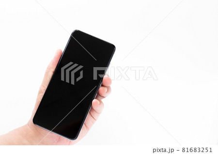 スマホを持つ男性の手 スマホを持つ男性の手 81683251