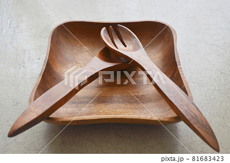 木の四角いサラダボウル_木製サラダスプーンとフォーク 81683423