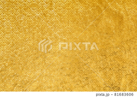 イラスト素材　背景素材　和風　和紙　筆　書道　金　ゴールド　青海波文様　波模様 81683606