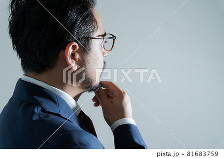 男性　ビジネス　横顔　中東系 81683759