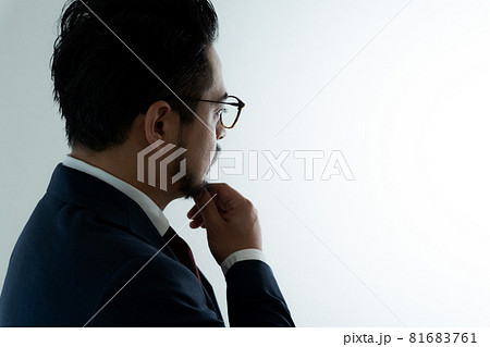 男性 ビジネス 横顔 中東系 男性 ビジネス 横顔 中東系 81683761