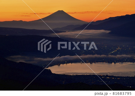 高ボッチ山からの富士山と諏訪湖に市街地夜景 81683795