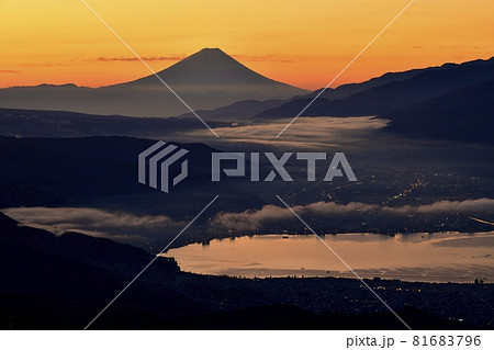 高ボッチ山からの富士山と諏訪湖に市街地夜景 81683796