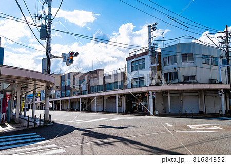 新潟県小千谷市本町交差点(新潟県小千谷市・地方都市イメージ) 新潟県小千谷市本町交差点(新潟県小千谷市・地方都市イメージ) 81684352