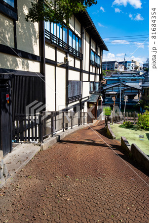 新潟県小千谷市・国登録有形文化財割烹東忠本館前の風景 81684354