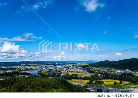 信濃川と新潟県小千谷市の街並み(山本山高原沢山ポケットパークより) 信濃川と新潟県小千谷市の街並み(山本山高原沢山ポケットパークより) 81684637