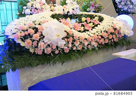 胡蝶蘭が入ったお洒落な花祭壇 81684905