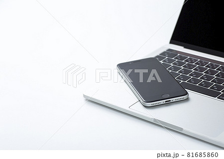 パソコンとスマホ 81685860