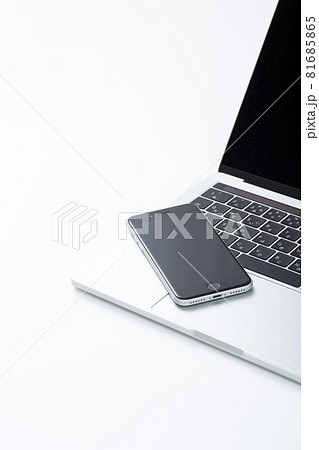 パソコンとスマホ 81685865