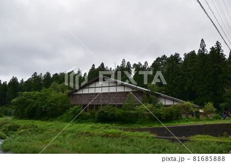 田舎の山の古民家 81685888