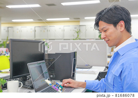 基板を左手で持ちにこやかな電気エンジニア2 81686078