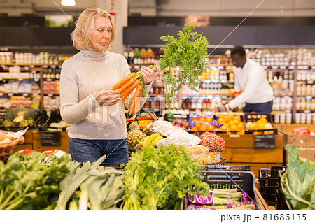 Mature woman buying fresh vegetables 81686135
