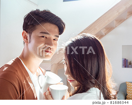 飲酒 飲む アジア人 81686344