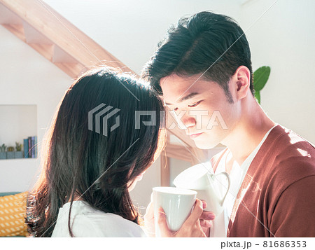 飲酒 飲む アジア人 81686353