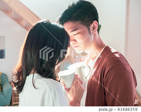 飲酒 飲む 女子 81686359
