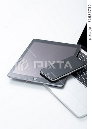 デバイス　パソコンとスマホ 81686759