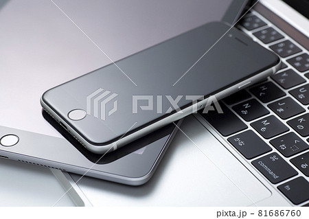 デバイス　パソコンとスマホ 81686760