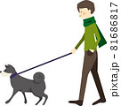 犬の散歩をする若い男性 81686817