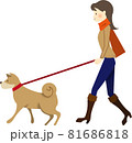 犬の散歩をする若い女性 81686818