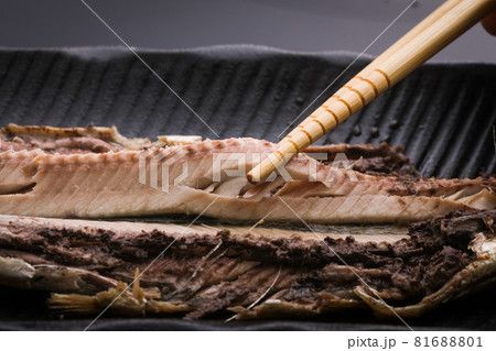 黒い皿の上の焼き魚の身を箸で持ち上げているアップ fish 黒い皿の上の焼き魚の身を箸で持ち上げているアップ fish 81688801