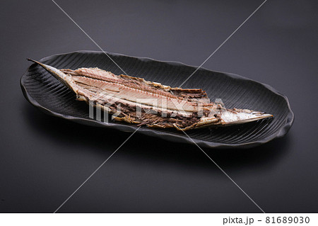 黒バックで黒いお皿の上にある焼いた秋刀魚の全体　fish black 81689030
